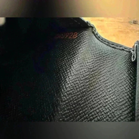 🎉❤️Louis Vuitton Epi Brazza Wallet ~Epi Leather~ Black ~ EUC!~ 💯 % Authentic - Picture 8 of 8